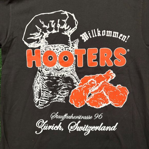 Willkommen Hooters Stauffacherstrasse 96 T-Shirt Size Medium - Picture 2 of 5